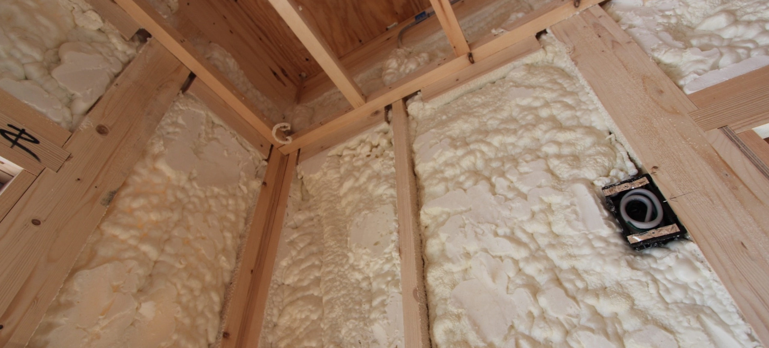 吹付け断熱材を採用